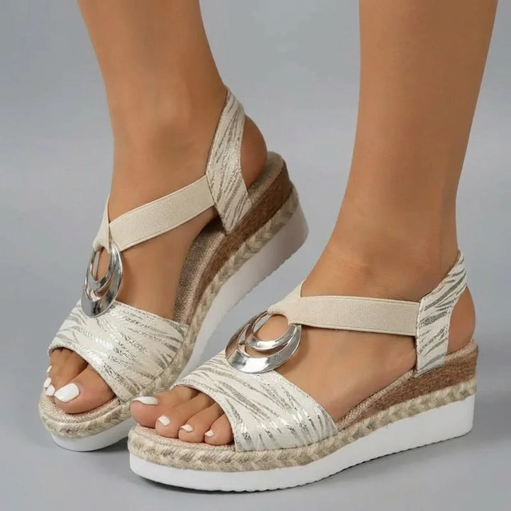 Moteriktige gullfargede kilehæl sandaler for kvinner. Stilige sommersko, perfekte for fest eller hverdag.
