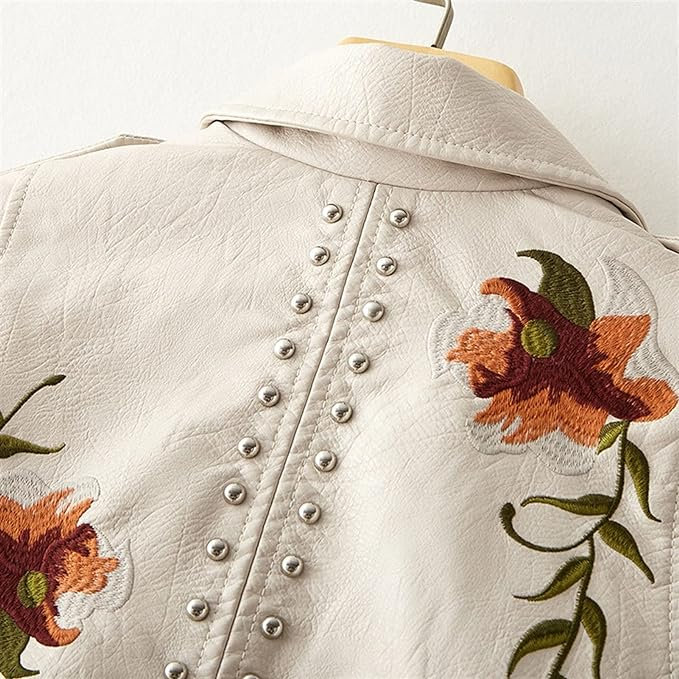Tøff dame sykkeljakke i kunstskinn, med vakre retro blomster og broderi. Ideell for vår og en unik stil.