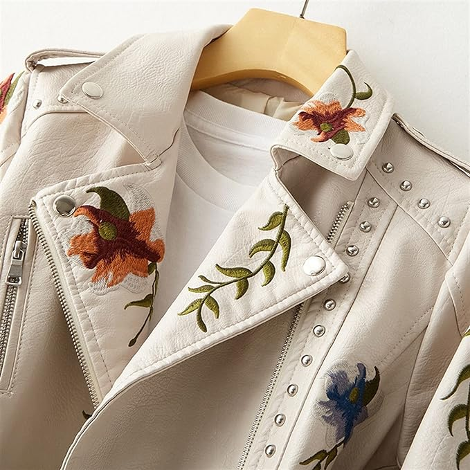Stilig dame kunstskinnjakke med retro blomster og broderi. Perfekt for vår, gir en unik og moteriktig look.