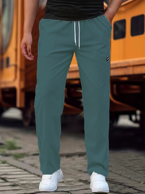 Løse herre joggebukser med elastisk midje, gir bevegelsesfrihet for alle aktiviteter.