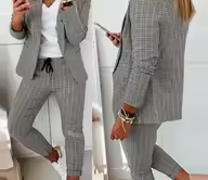 Vårmote damesett: Komfortabelt og stilrent todelt antrekk med blazer og bukse.