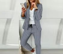 Sofistikert damesett med blazer og bukse. Et must for en elegant og komfortabel garderobe.