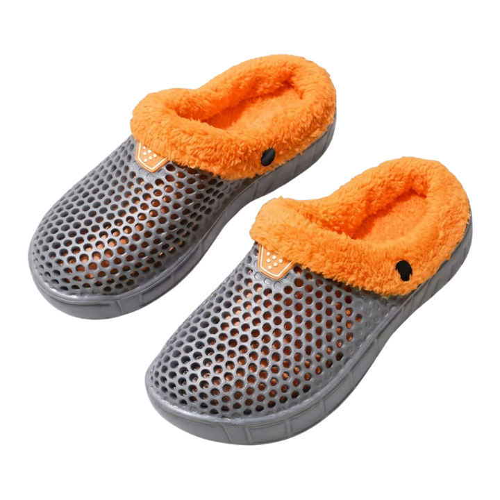 Stilige slip-on innendørstøfler i grå, rosa eller sort fleece. Komfortable vintertøfler med myk, sklisikker såle.