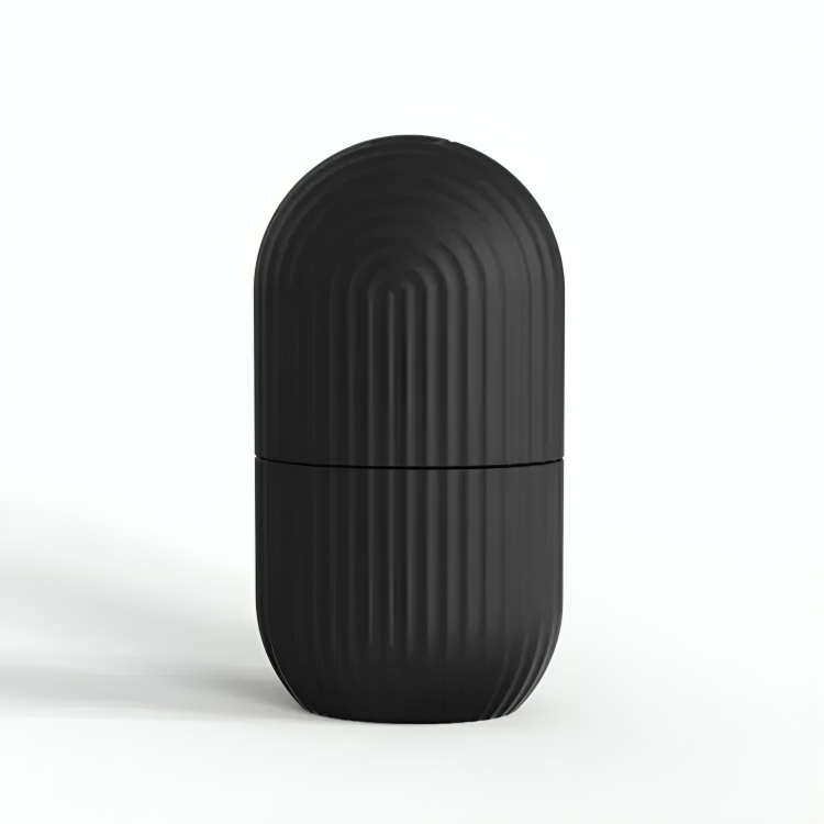 Isrulle med ergonomisk grep for enkel bruk, perfekt for å kjøle ned og stramme opp huden.