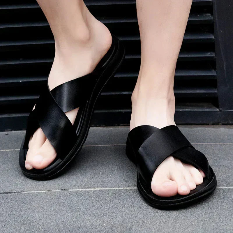 Brune menns italienske sommersandaler WC2026 for stil og komfort. Lette slip-on herresandaler, ideelle strandsko.