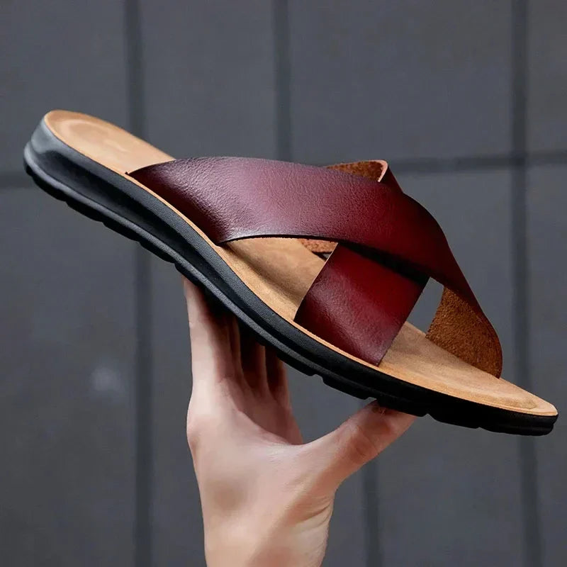 Flere par WC2026 menns italienske sommersandaler. Komfortable, stilige og lette slip-on strandsko.