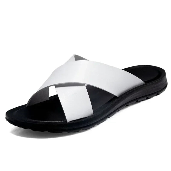 Mann bruker komfortable WC2026 slip-on sommersandaler. Perfekt for strand og fritid, med italiensk stil.