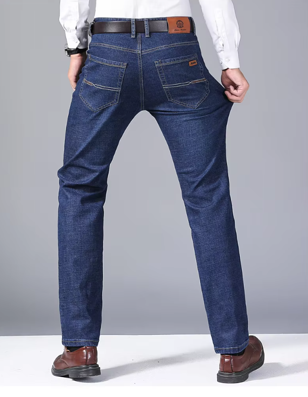 Nærbilde av menns blå slim fit denimjeans, viser stofftekstur og klassiske detaljer.