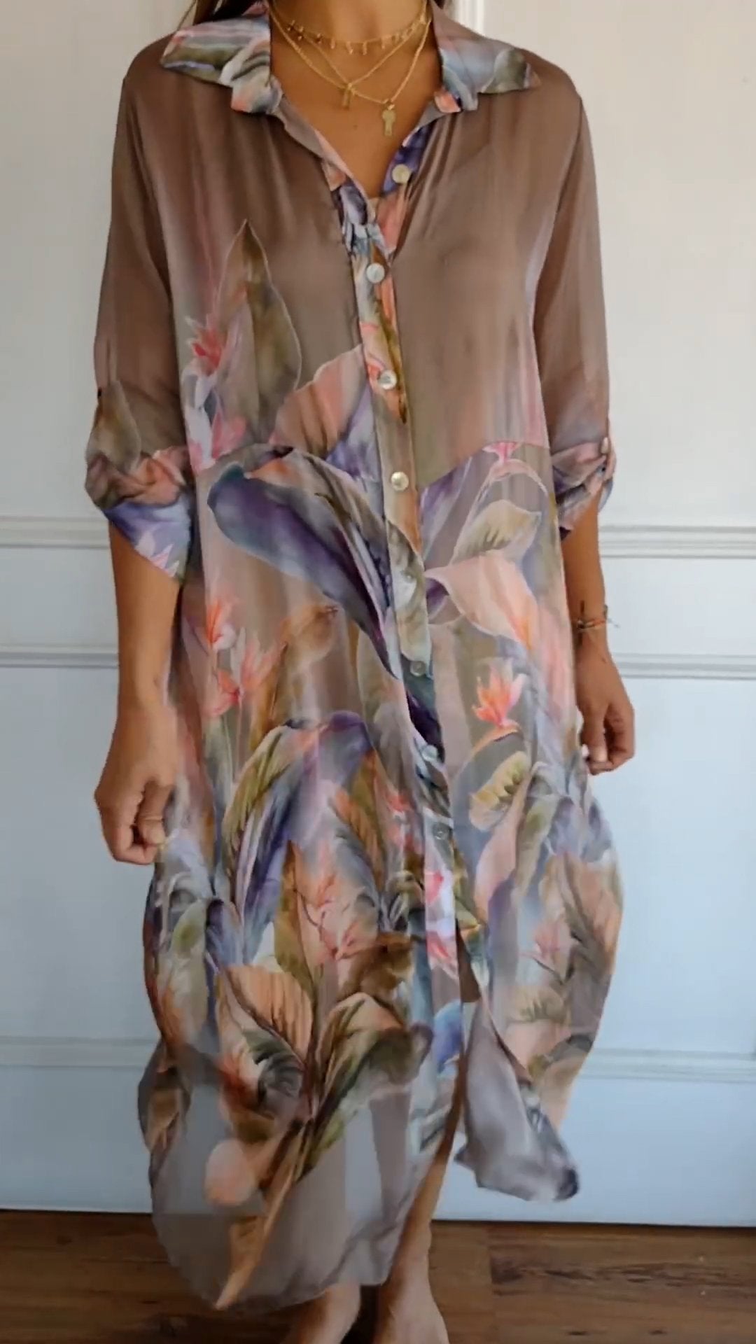 Elegant trykt damekjole, gjennomsiktig og pustende. Perfekt som sommerkjole, festkjole eller casual antrekk.