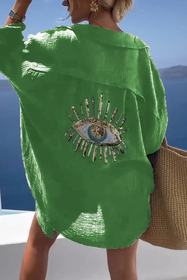 Detaljer av flerfarget mønster på trendy dame overstørrelse skjorte. Stilfull og feminin topp.