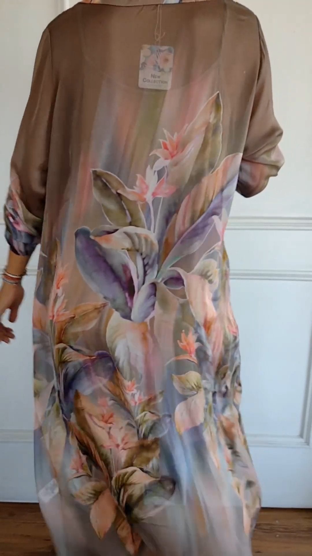 Komfortabel gjennomsiktig kjole med trykk for dame. Ideell som elegant festkjole eller lett sommerkjole.