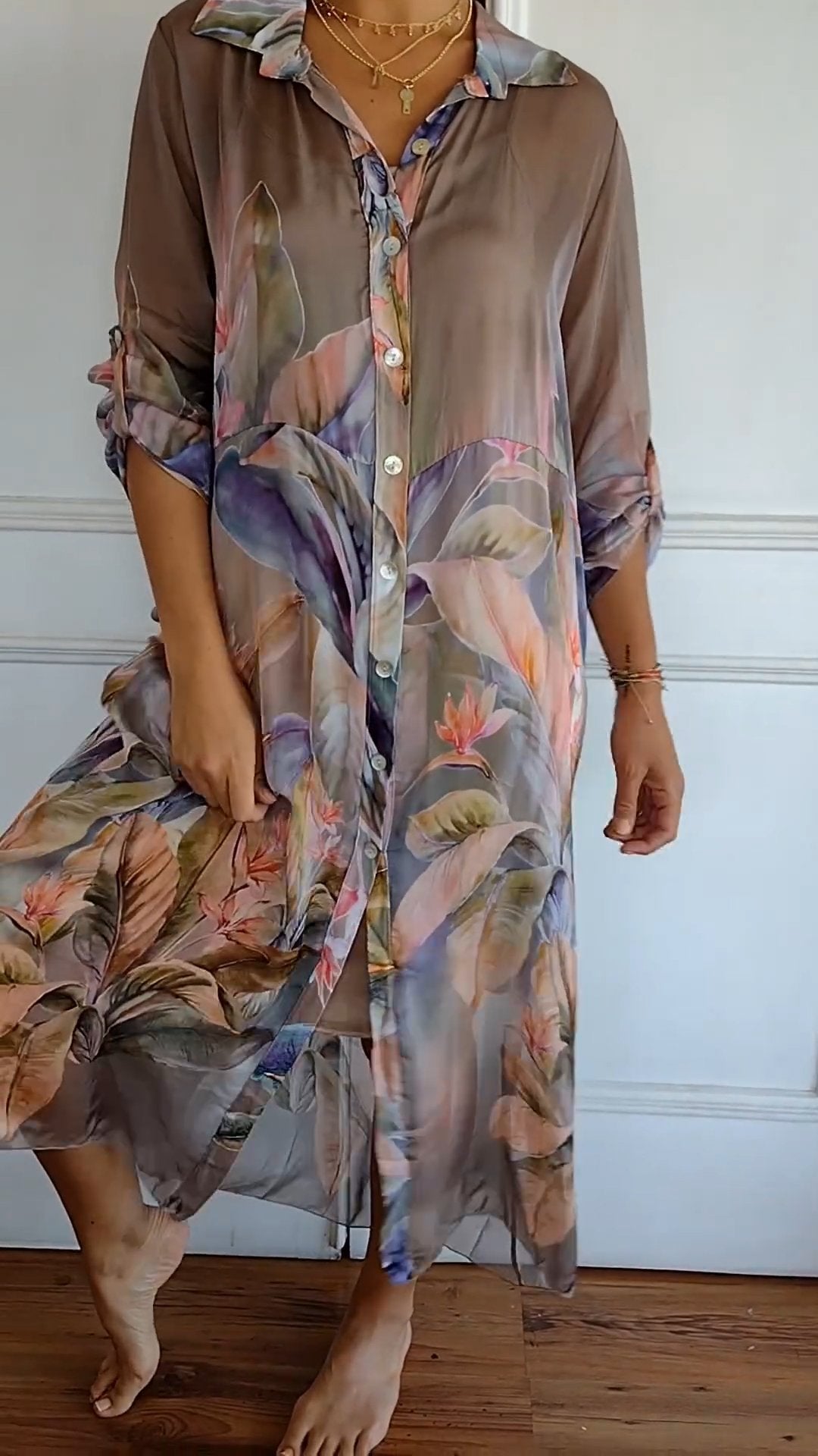 Stilig damekjole med unikt trykk, transparent stoff. Allsidig for både hverdag og fest, en elegant sommerkjole.