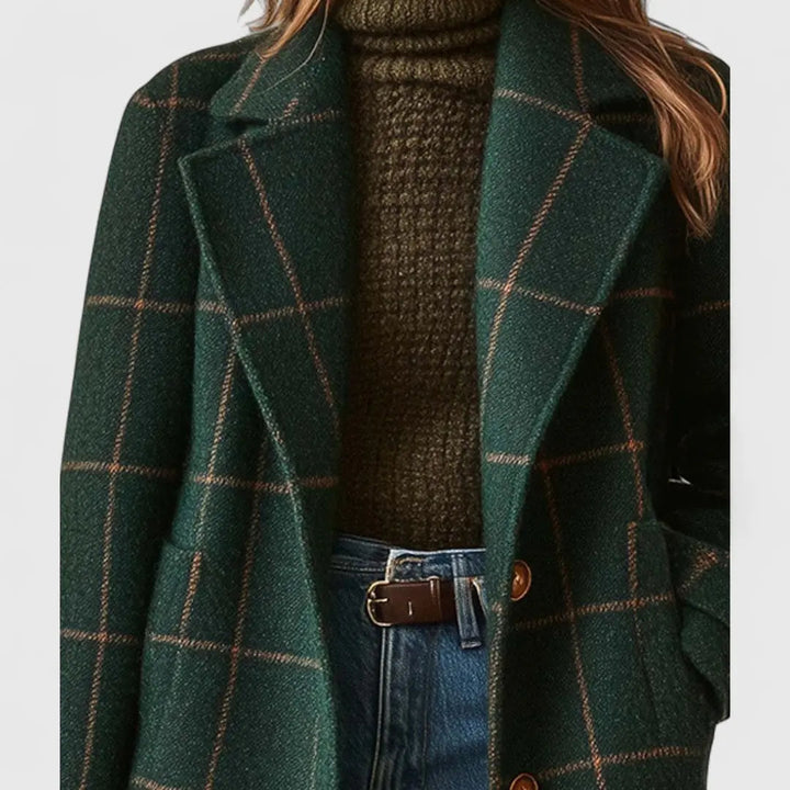 Varm og elegant grønn rutete damekåpe. Et tidløst ytterplagg som passer stilfullt til høst- og vinterdager.