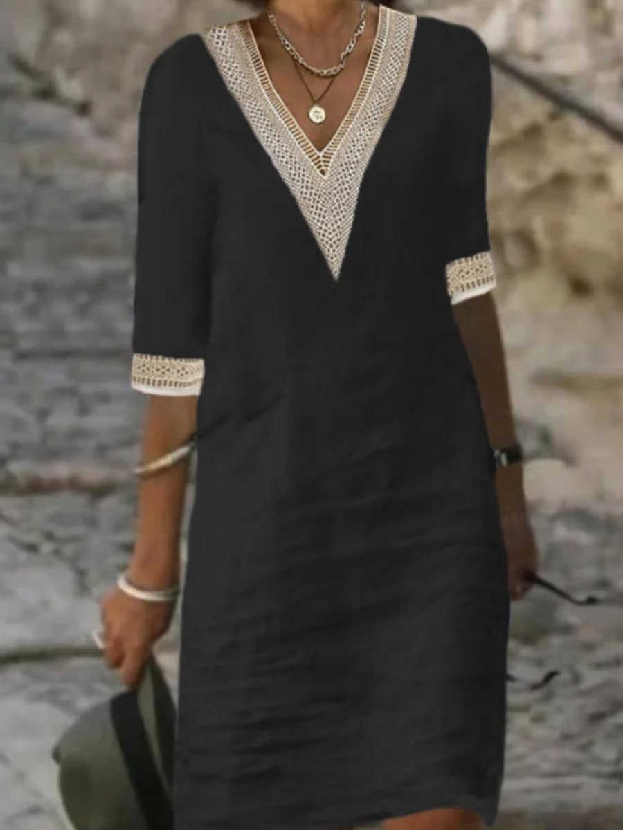 Modell iført avslappet linblanding sommerkjole med v-hals, blondekant og 3/4 ermer. Elegant og komfortabel hverdagskjole.