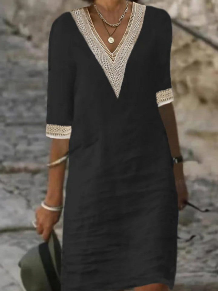 Modell iført avslappet linblanding sommerkjole med v-hals, blondekant og 3/4 ermer. Elegant og komfortabel hverdagskjole.