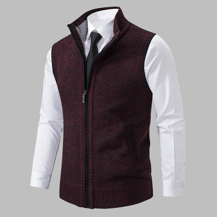 Moderne klassisk strikkevest for menn med funksjonell glidelås. Komfortabelt og stilig plagg for herregarderoben.