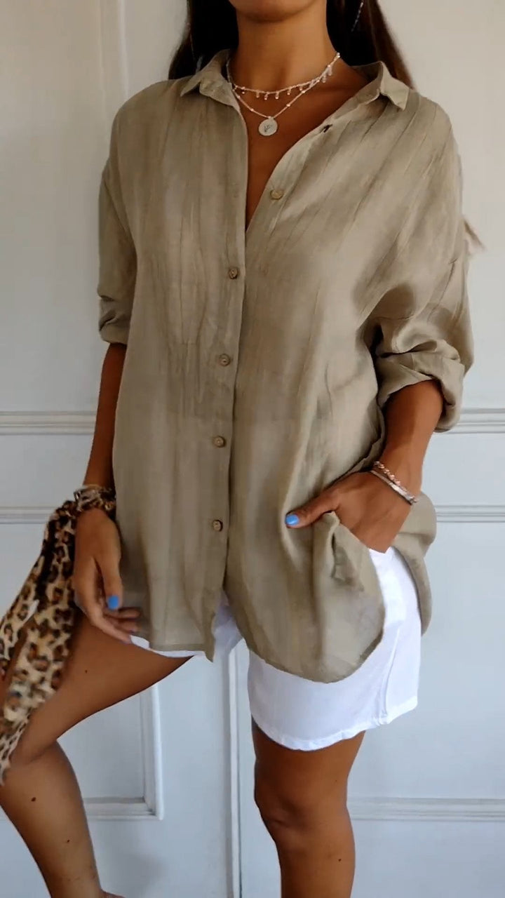 Hvit damebluse med klassisk krage, et essensielt plagg for en sofistikert kontorstil. Elegant og komfortabel.
