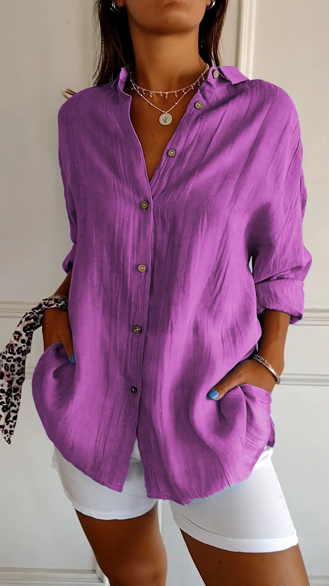 Damebluse i avslappet stil, perfekt for en uformell, men elegant hverdag. Komfortabel og chic.