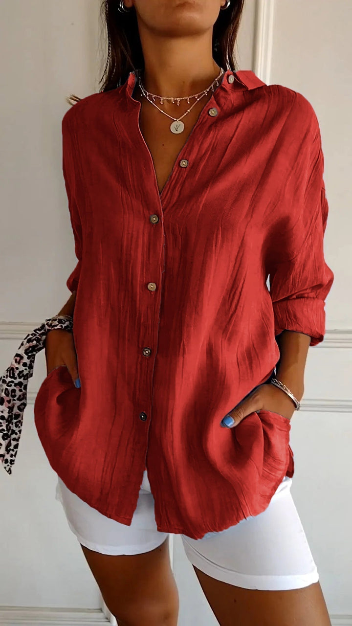Damebluse vist liggende, fremhever stoffets mykhet og det klassiske designet. Hverdag og fest.