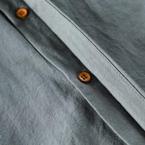 Nærbilde: Komfortabelt stoff på klassisk Katana-stil herreskjorte, perfekt for business casual eleganse.