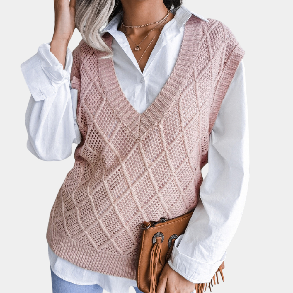 Klassisk Sofie strikket vest for dame i mykt garn, perfekt for lag-på-lag og hverdagsstil. Komfortabel damevest.
