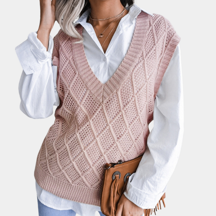 Klassisk Sofie strikket vest for dame i mykt garn, perfekt for lag-på-lag og hverdagsstil. Komfortabel damevest.