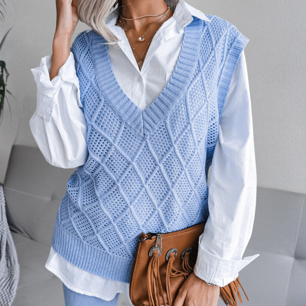 Moteriktig Sofie strikkevest for dame, lett å style til ulike antrekk. En allsidig og klassisk damevest.