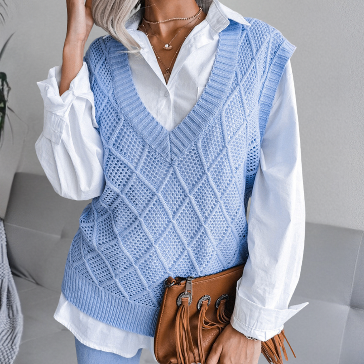 Moteriktig Sofie strikkevest for dame, lett å style til ulike antrekk. En allsidig og klassisk damevest.