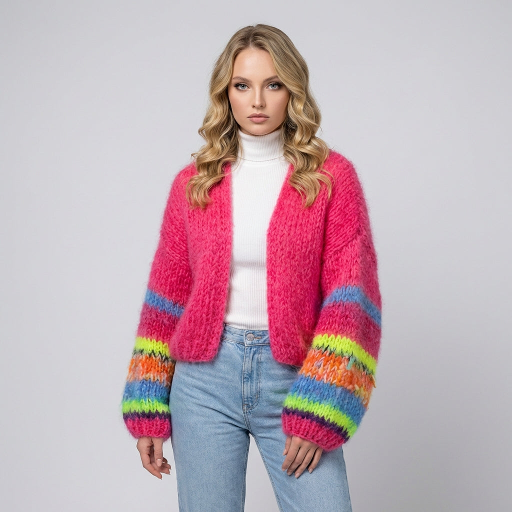 Dame stripete cardigan med åpen front i komfortabel strikk. Moteriktig lag-på-lag ytterplagg for vår/høst.