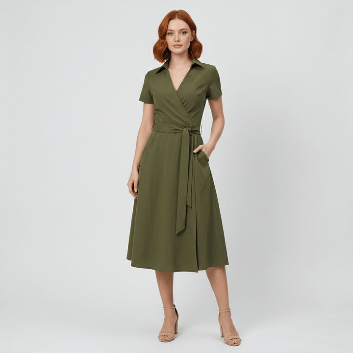 Elegant A-linje midikjole til dame med V-hals og livbånd. Perfekt festkjole eller hverdagskjole.