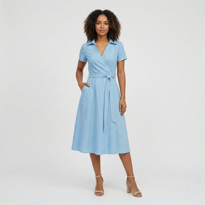 Modell iført elegant A-linje midikjole med V-hals og belte. En moderne og chic damekjole.