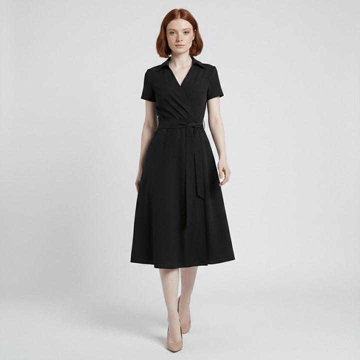 Nærbilde av livbåndet på elegant A-linje dame midikjole. Fremhever midjen på sommerkjolen.