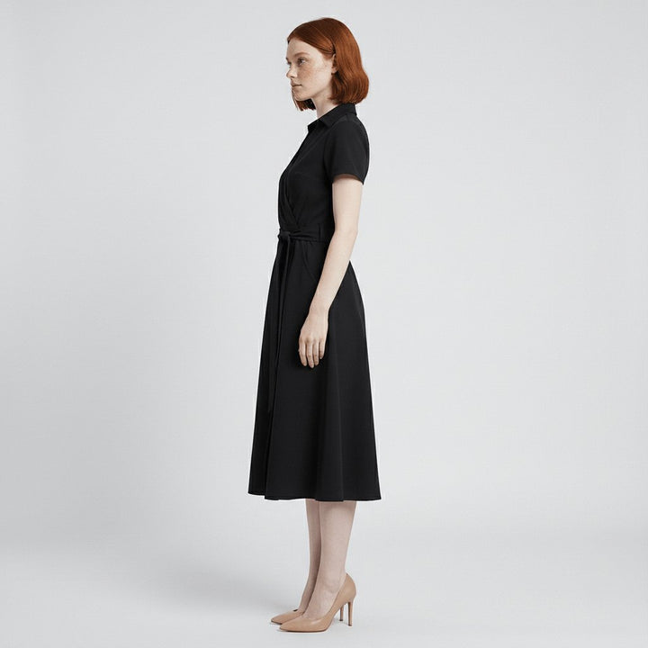 Elegant A-linje midikjole til dame, V-hals og belte, henger. En allsidig hverdagskjole.