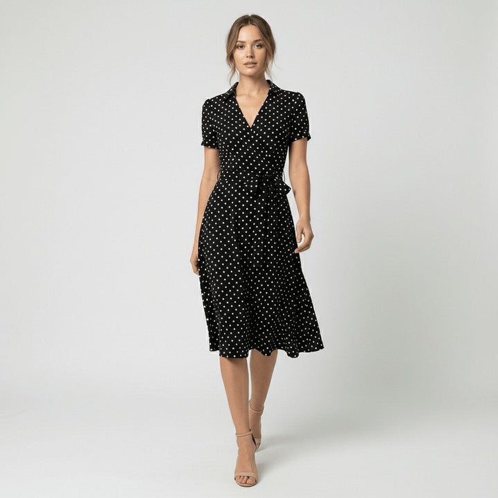 A-linje damekjole, elegant midi med V-hals og belte, klar for styling. En flott sommerkjole.