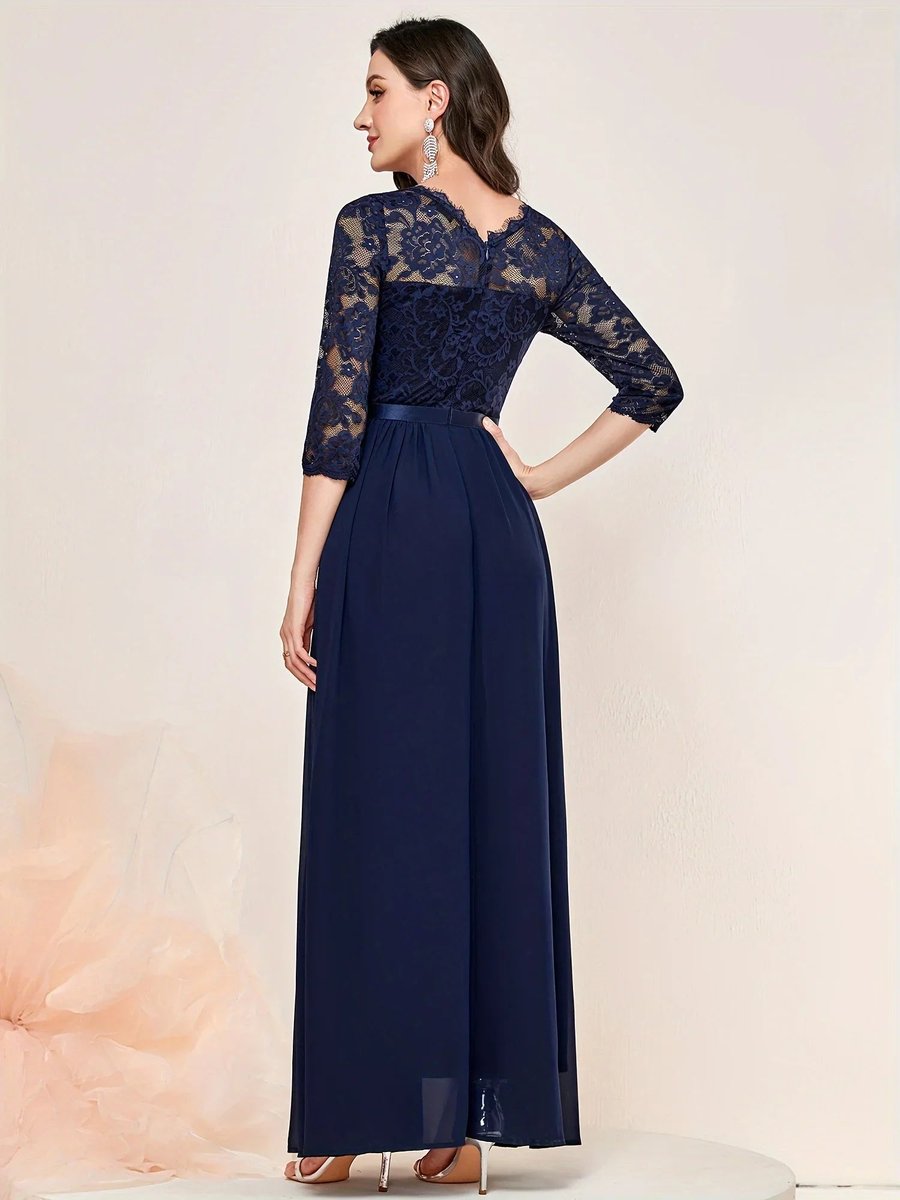 Elegant langkjole for kvinner, med blonde og plisserte ermer, egnet for formelle eventer.