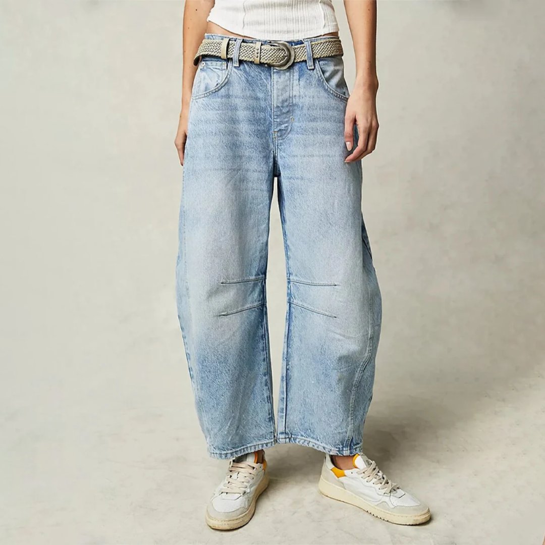 Kvinne cropped barrel jeans, mid-rise, komfortabel passform, trendy hverdagsstil.