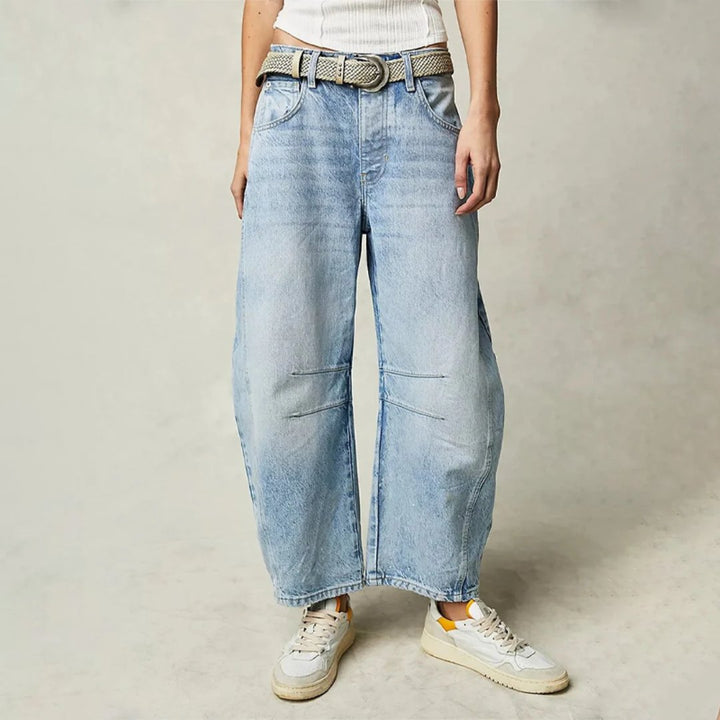 Kvinne cropped barrel jeans, mid-rise, komfortabel passform, trendy hverdagsstil.
