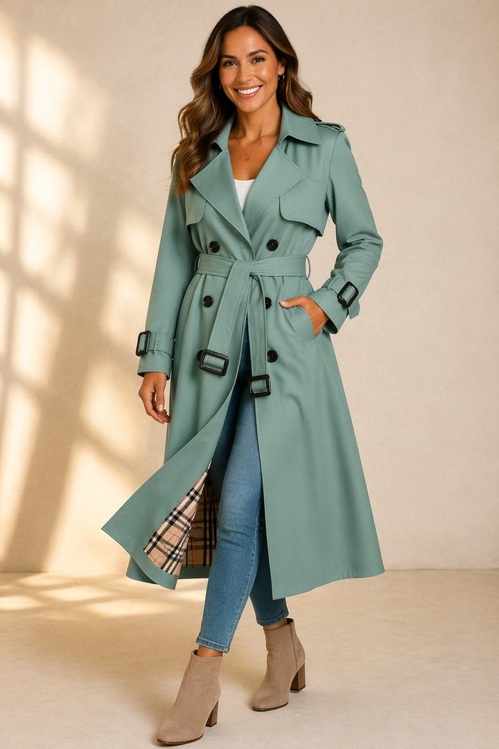 Elegant dobbelspent trench coat for dame i beige med belte, perfekt vår- og høstkåpe.