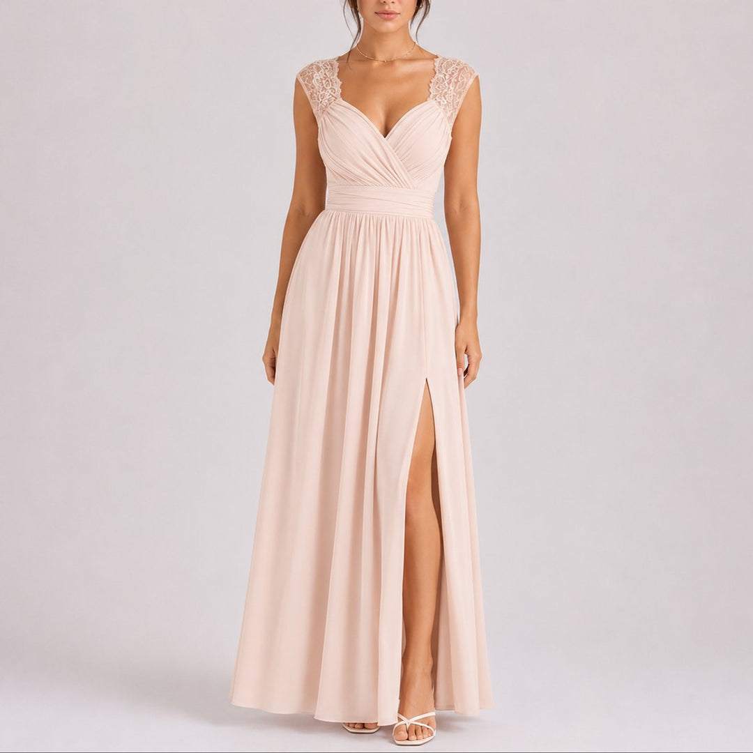 Formell maxikjole for dame med elegant off-shoulder stil og delikate blonder. Ideell som bryllupsgjest- eller festkjole.