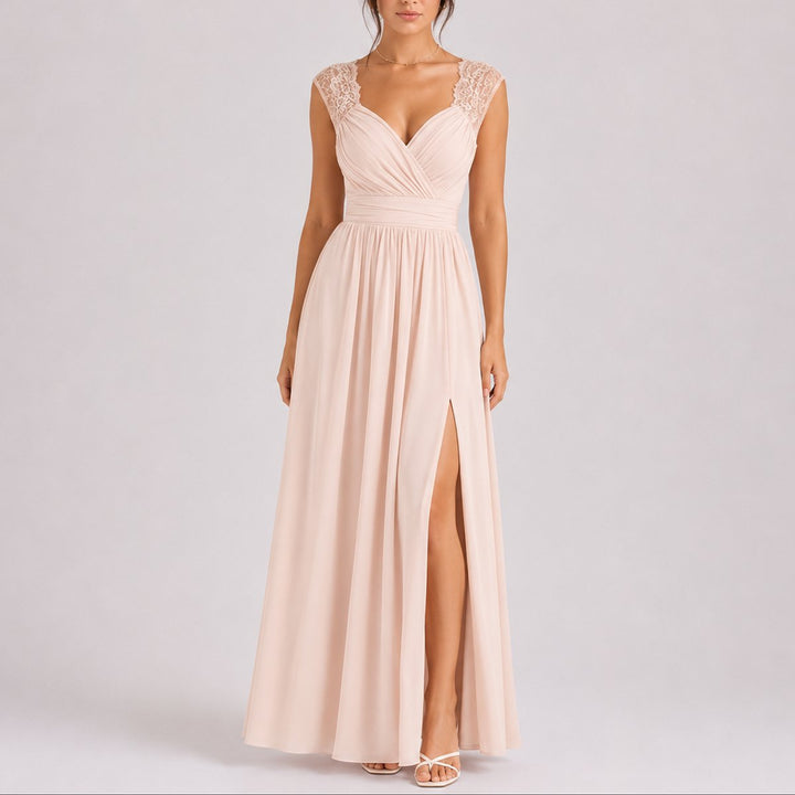 Formell maxikjole for dame med elegant off-shoulder stil og delikate blonder. Ideell som bryllupsgjest- eller festkjole.