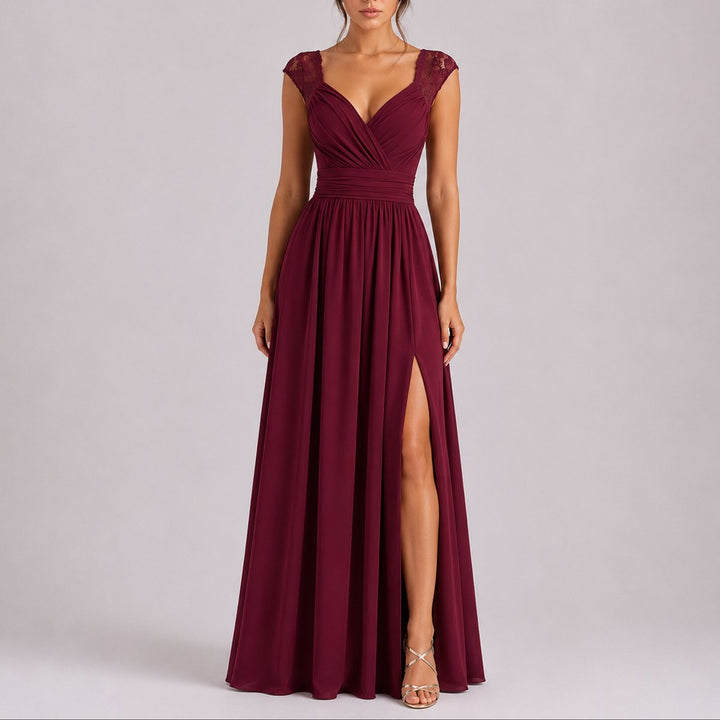 Lang, elegant kveldkjole i off-shoulder stil. Perfekt høstkjole for bryllupsgjester og formelle arrangementer for dame.