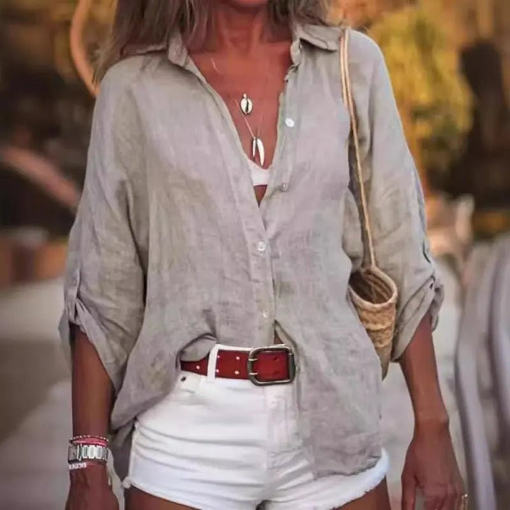 Stilren oversized dameskjorte med lange ermer og diskrete knapper. En tidløs og moderne topp.