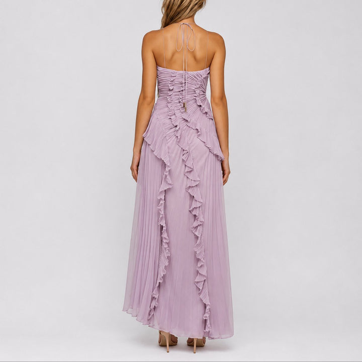 Rosa plissert halterneck festkjole med volanger for dame. Ideell for bryllup og formelle anledninger.