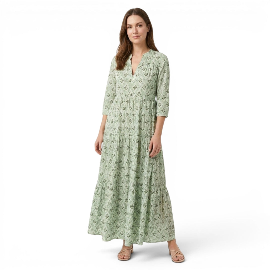 Kvinne maxikjole med v-hals, løs passform og elegant vintage print. Perfekt som sommerkjole.