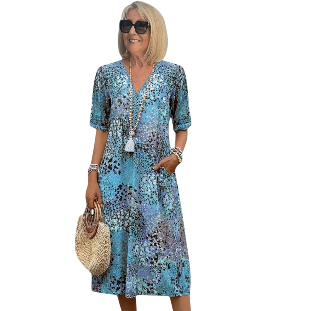 Komfortabel bohemsk sommerkjole for kvinne, lett stoff og elegant draping. Ideell for varme dager.