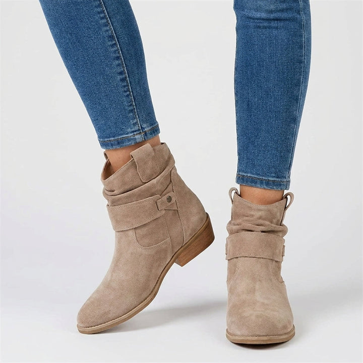 Stilige og komfortable kvinneboots med blokkhæl, perfekt for fritid og fest; tilgjengelig i sort, brun, beige.