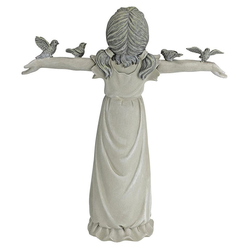 Lekende jentestatue, en hagefigur som gir utendørsdekorasjonen et sjarmerende preg.