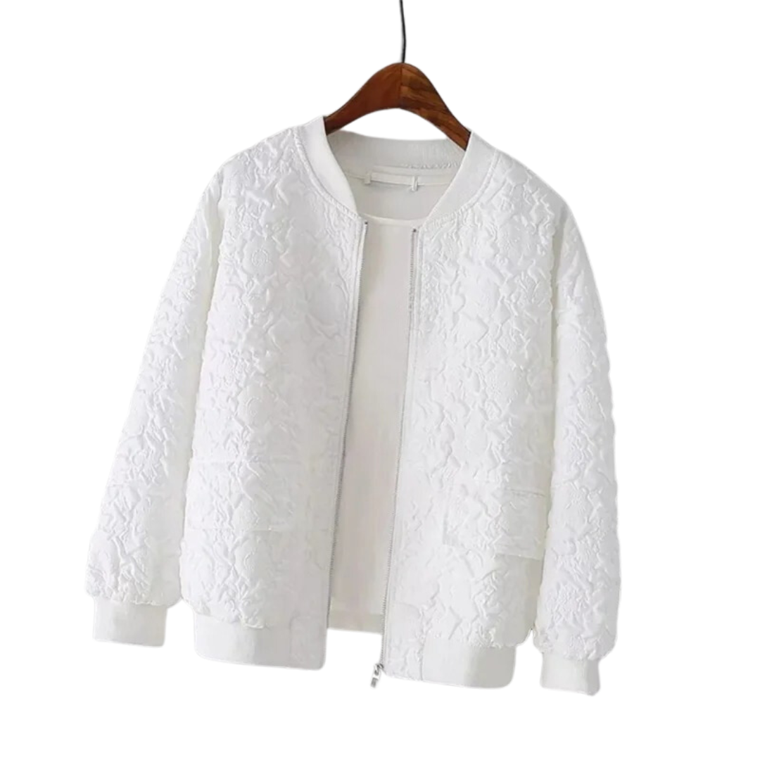 Modell i dame baseballjakke med glidelås, en trendy og komfortabel ytterjakke. Perfekt for casual stil.