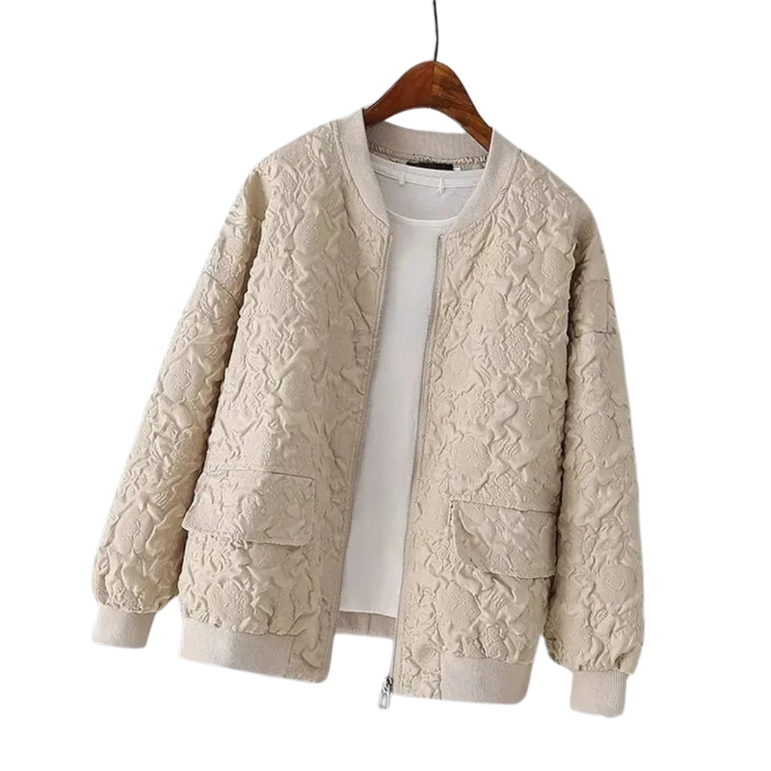 Nærbilde av casual glidelåsjakke for dame, detaljer av den sporty og moderne ytterjakken. Hverdagsbruk.