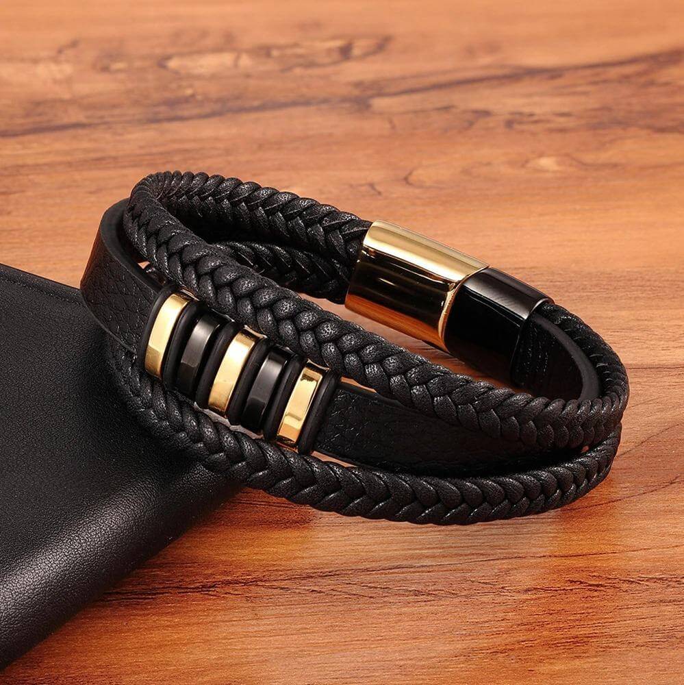 Nærbilde av herrearmbånd i vevet ekte skinn. Viser detaljer av den rustfrie magnetlåsen. Menns smykke.